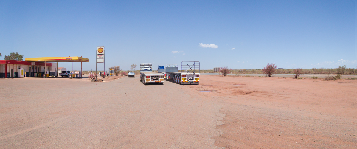 Roadtrain und Tankstelle