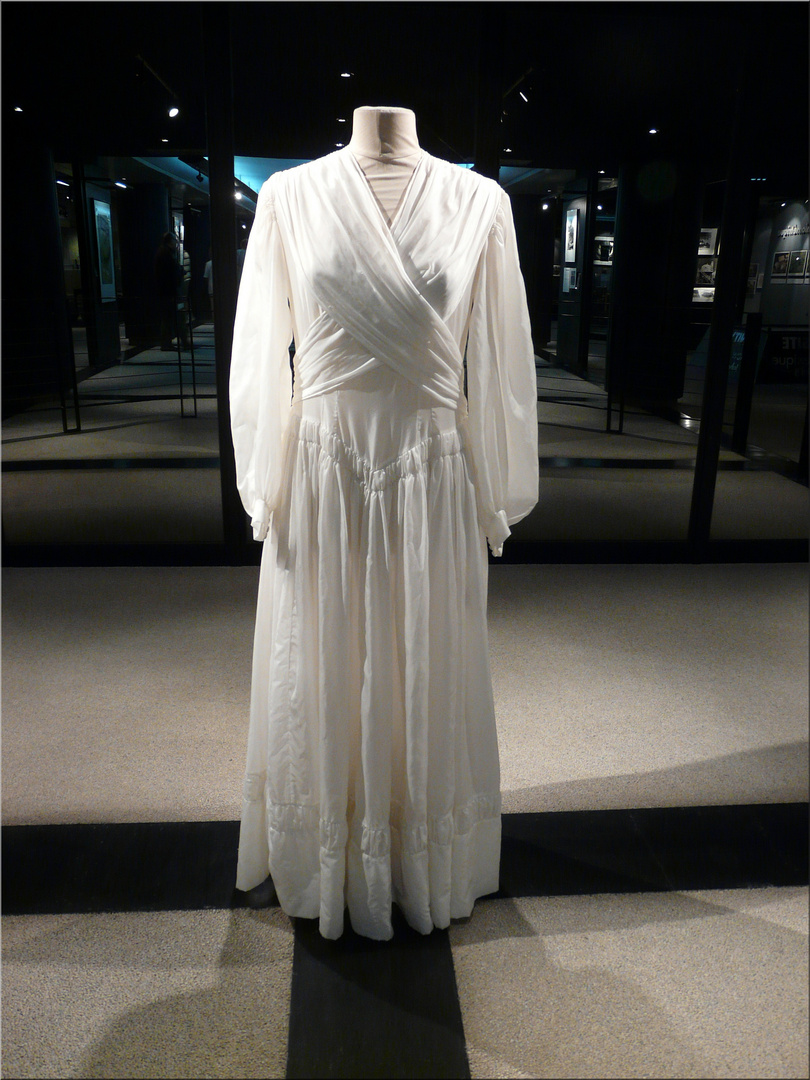 Robe de mariée en toile de parachute (Mémorial de Caen)