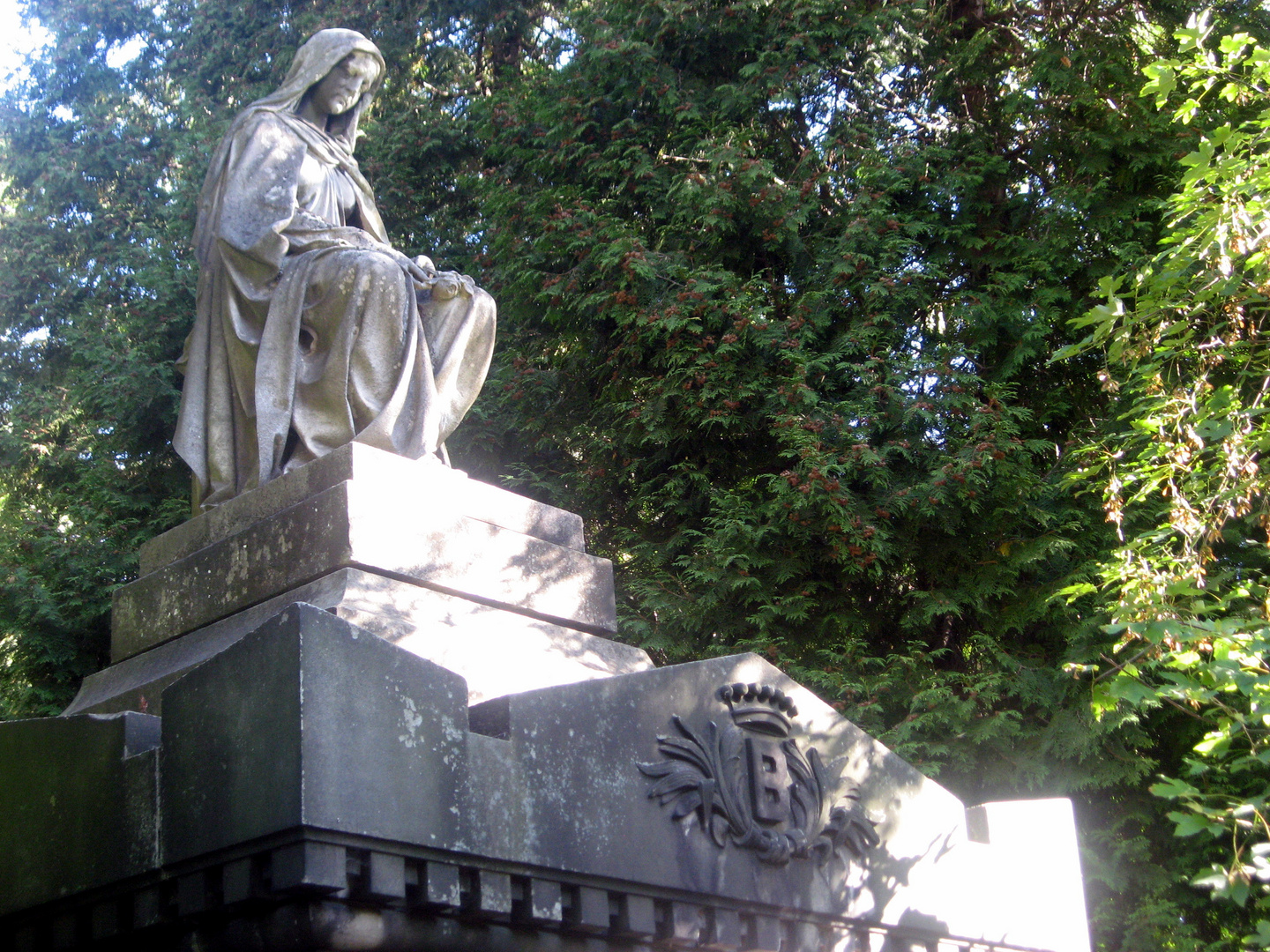 Robert Henze XVII Skulptur 1903 mit leeren Mausoleum 