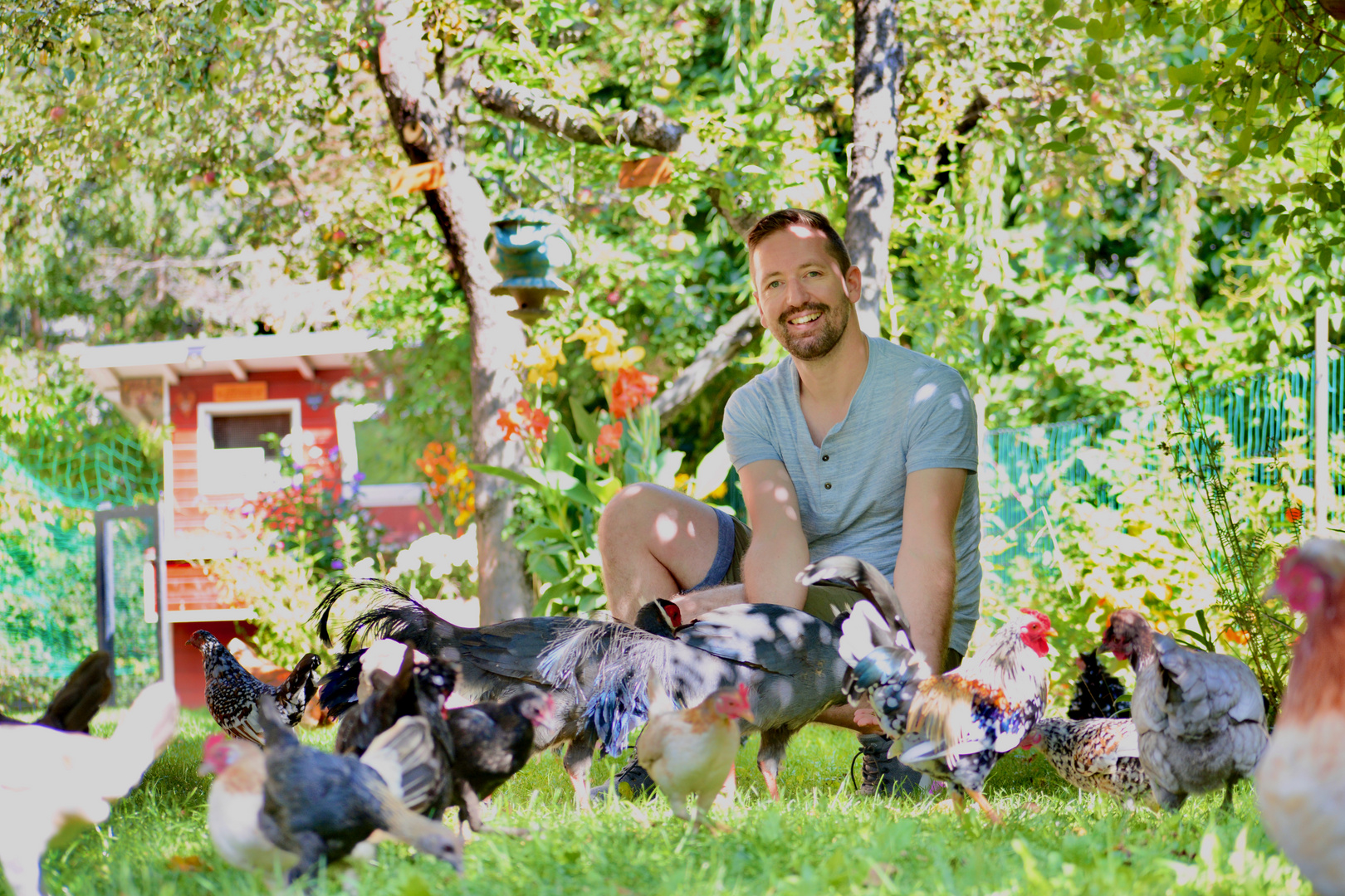 Robert Höck im Happy Hühnergarten mit Blauen Ohrfasanen by Alexander Gallè August 2022