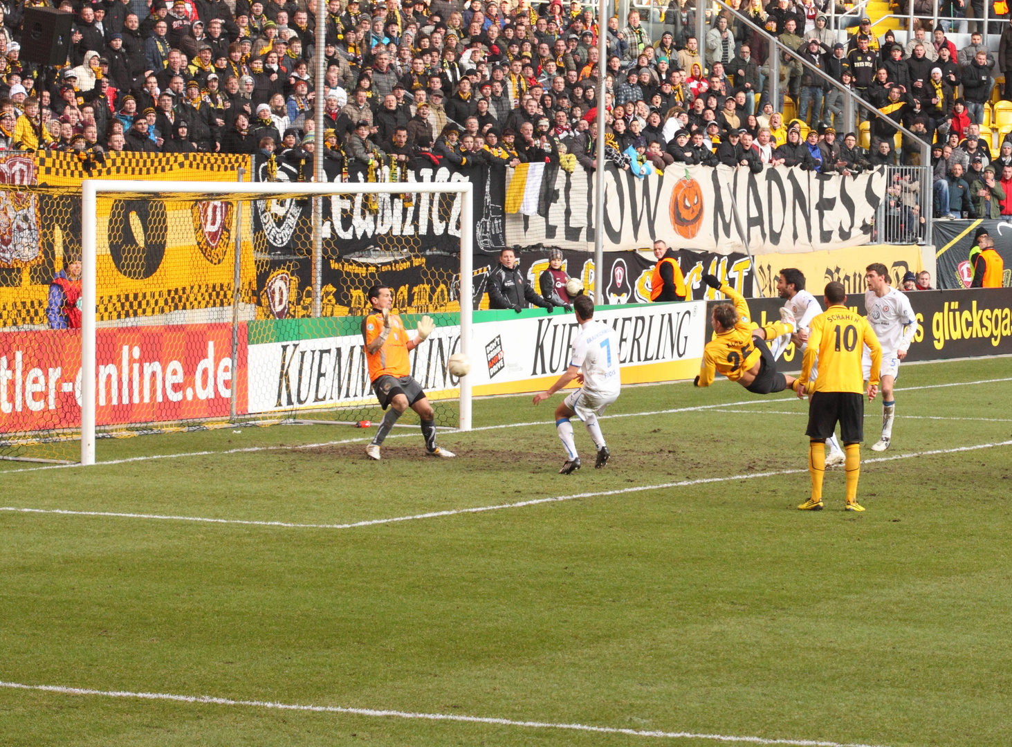 Robert Koch ( Dynamo Dresden ) Fallrückzieher gegen Eintracht Braunschweig