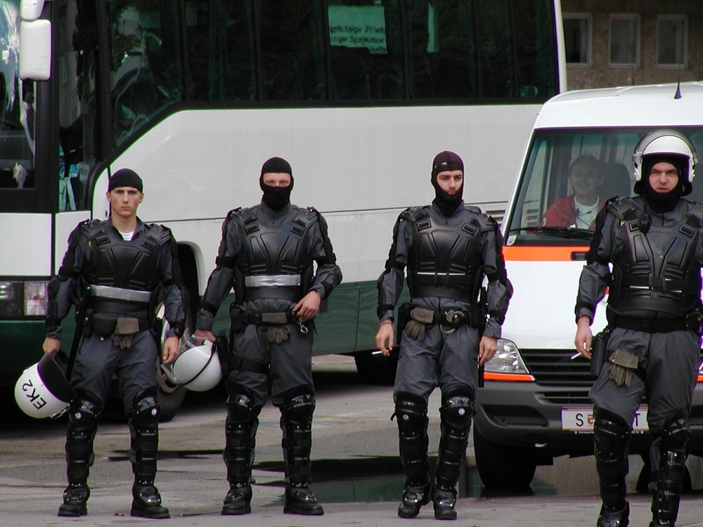 Robocops bei der Anti-WEF-Demo