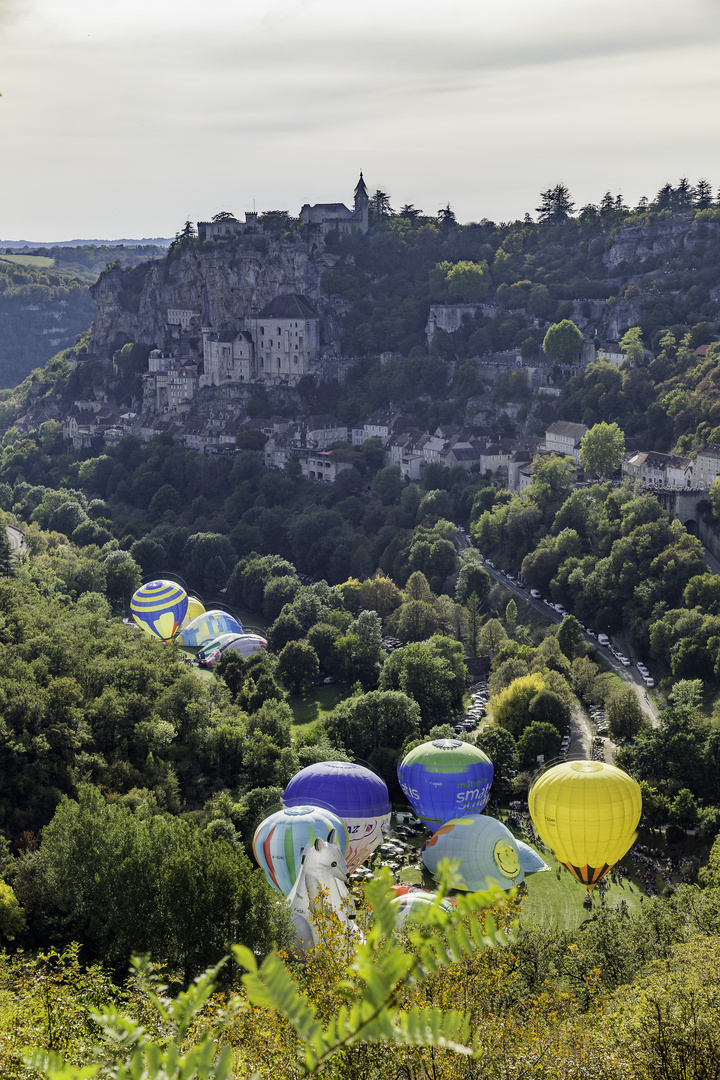 ROCAMADOUR DEPART DES MONGOLFIERES 