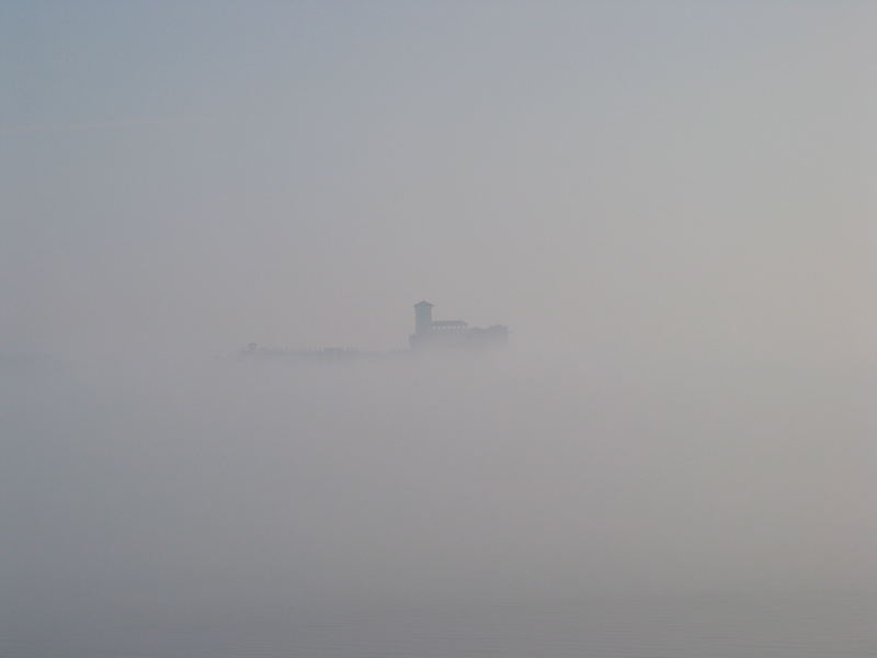 rocca angera nella nebbia