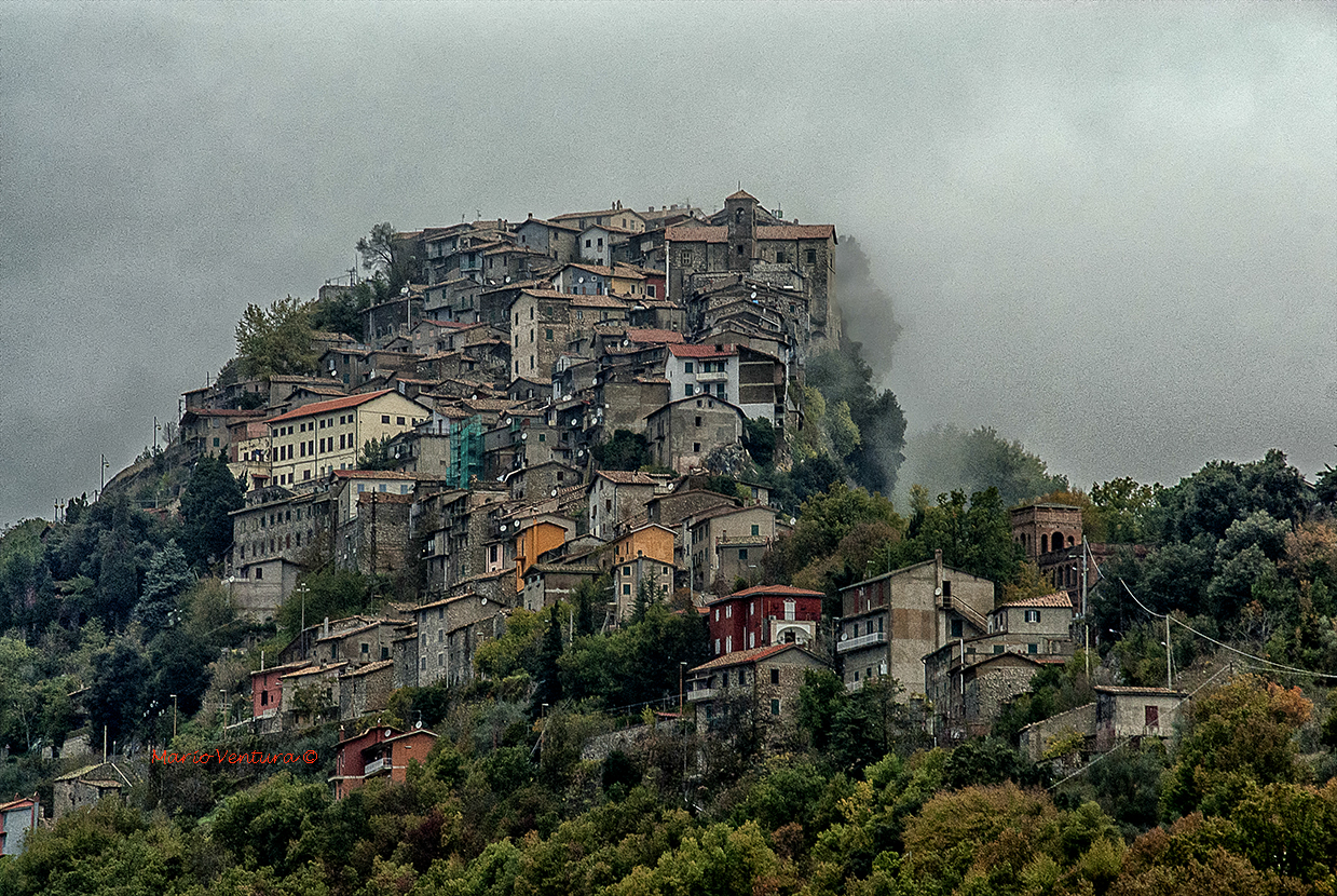 Rocca Canterano sotto la cappa di nebbia