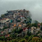 Rocca Canterano sotto la cappa di nebbia