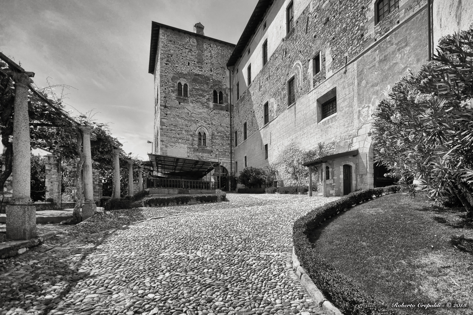 Rocca di Angera, cortile esterno