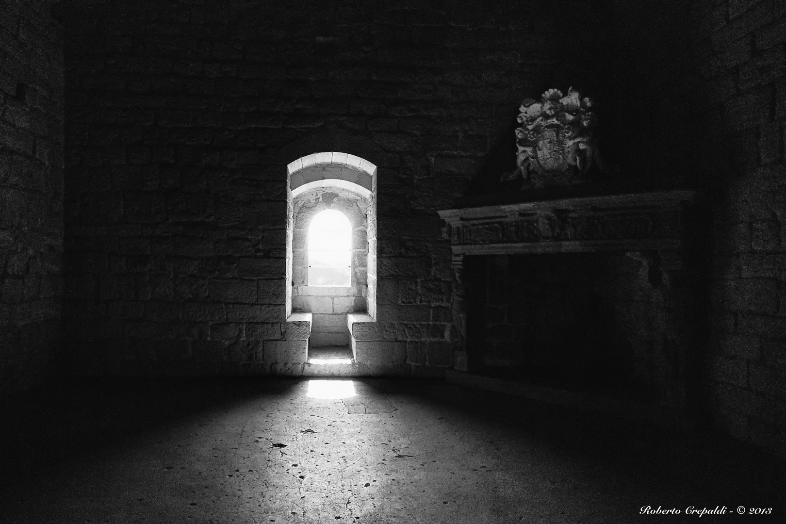 Rocca di Angera, finestra controluce