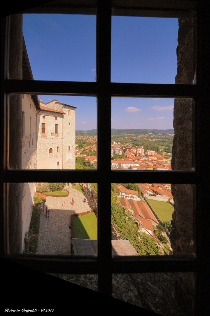 Rocca di Angera, panoramica dalla finestra