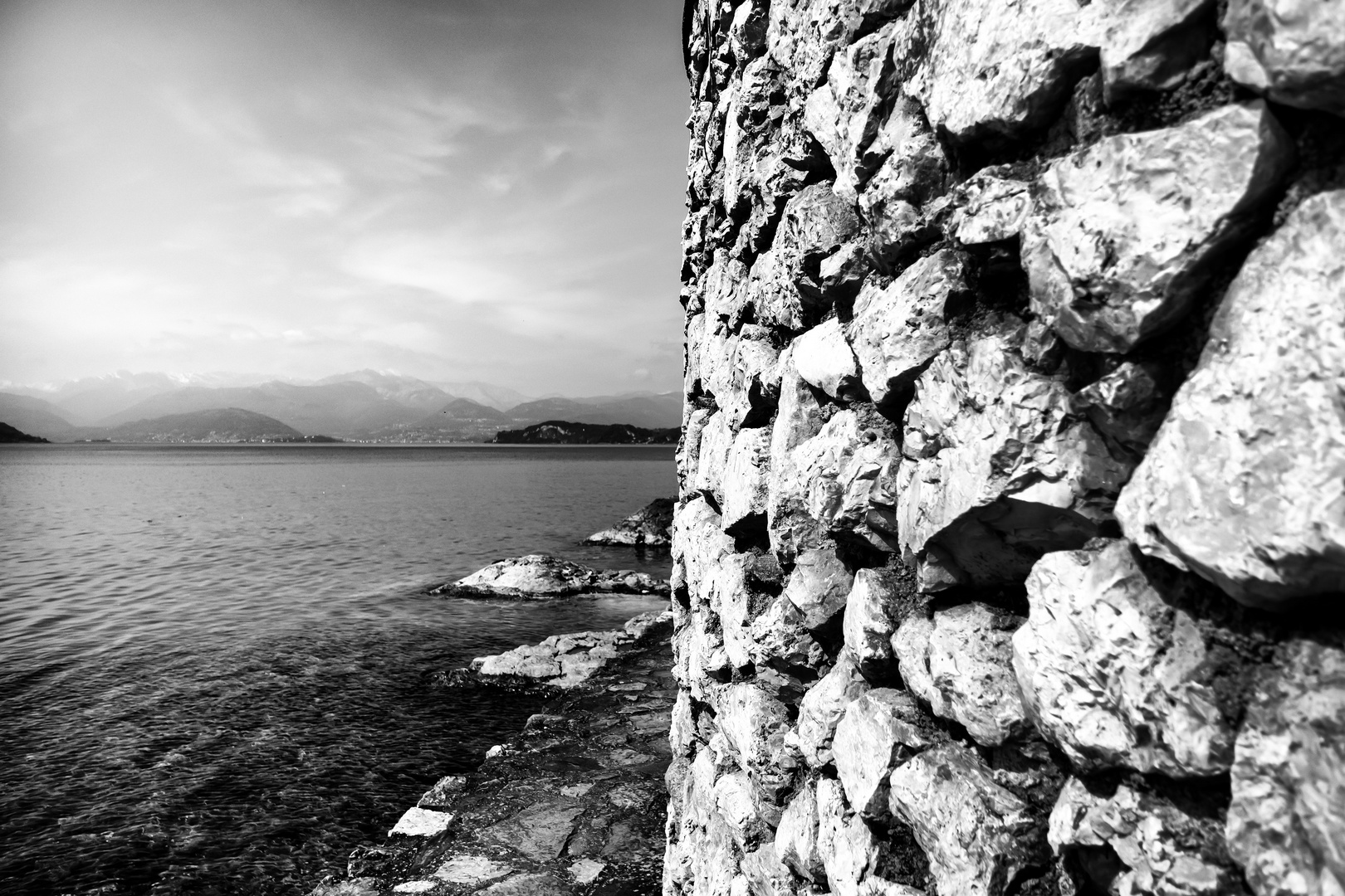 Rocce sul lungolago di Ispra