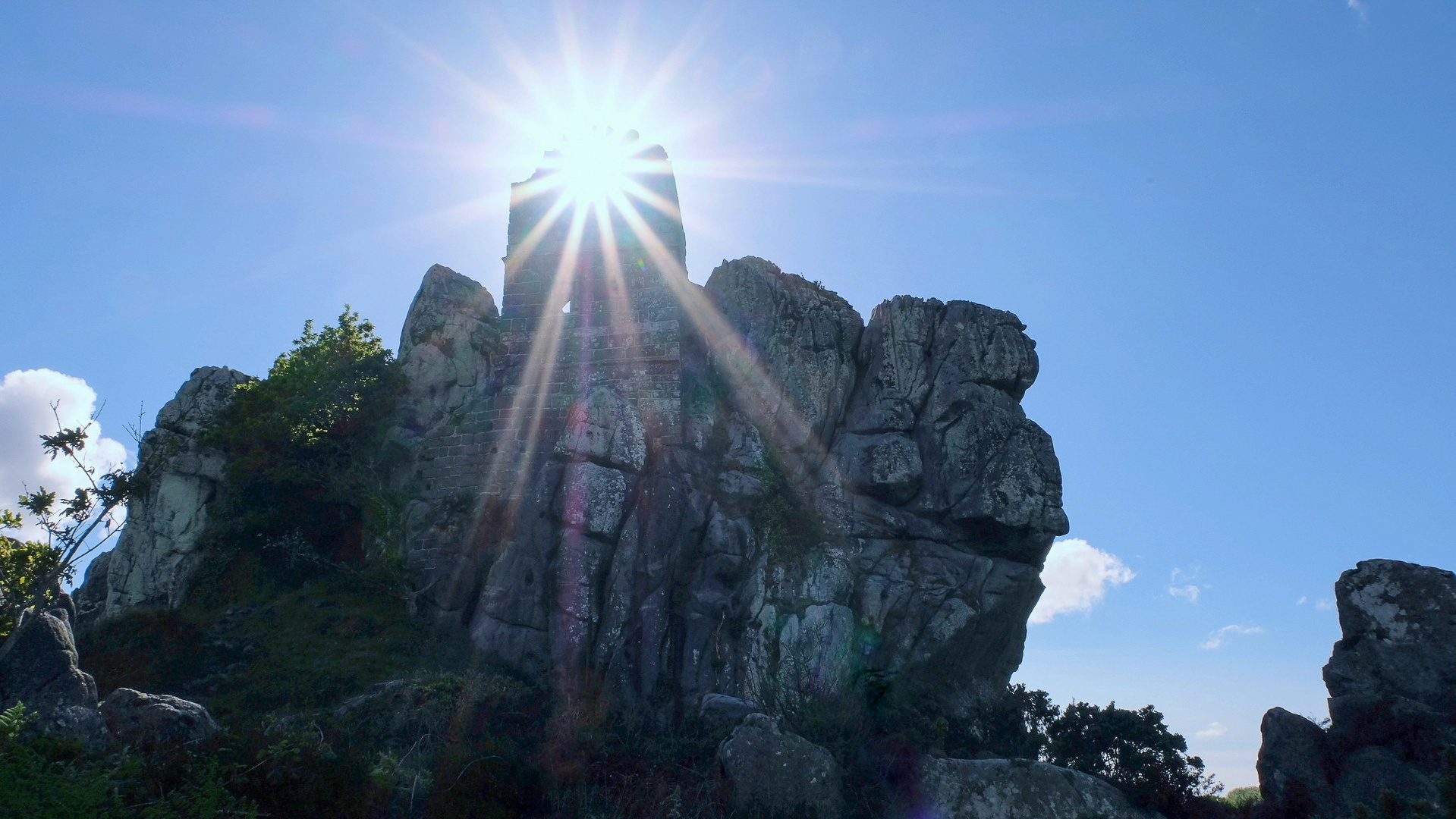 Roche Rock mit der Sonne im Hintergrund.