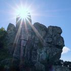 Roche Rock mit der Sonne im Hintergrund.