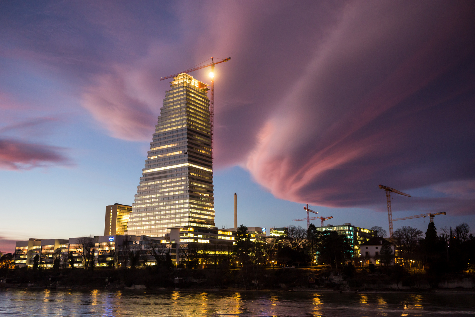 Roche Tower mit "Superwolke" / 2