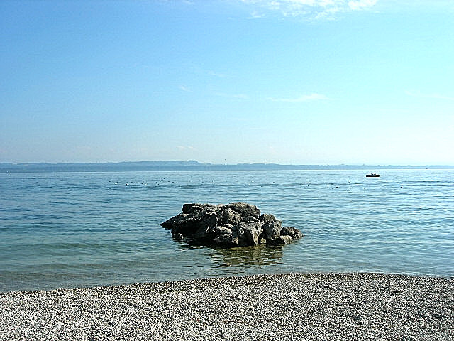 Rocher sur lac à Neufchatel