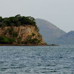 Rocher vert sur les vagues