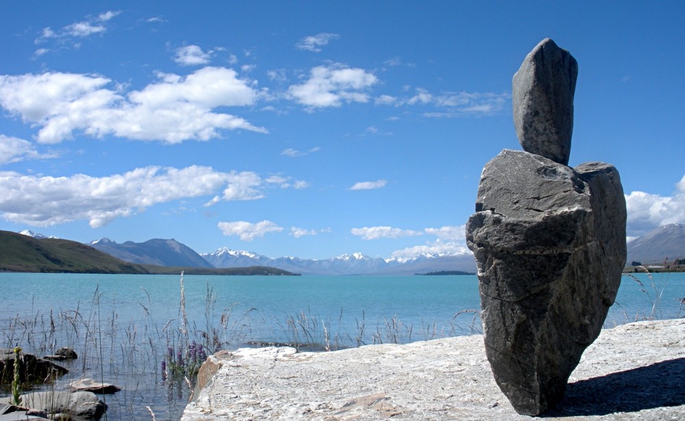 Rock Balancing am Lake Tekapo, NZ