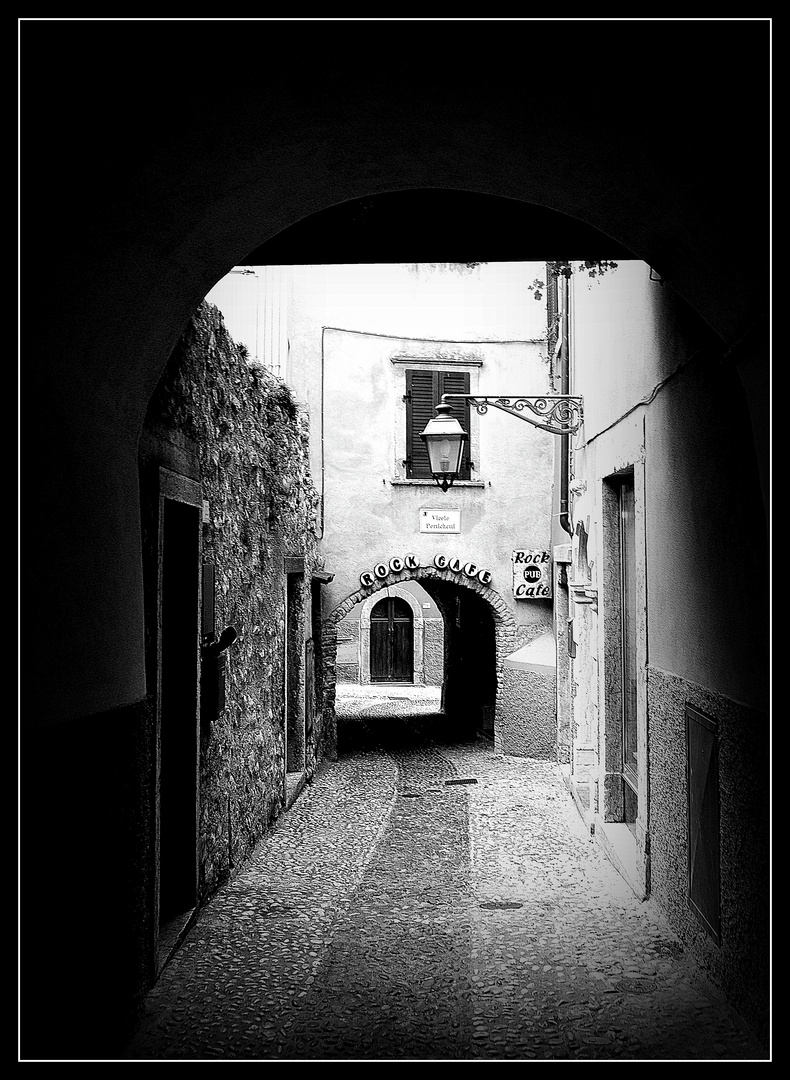 Rock - Cafe... Gesehen irgendwo in einer kleinen Gasse in Malcesine...