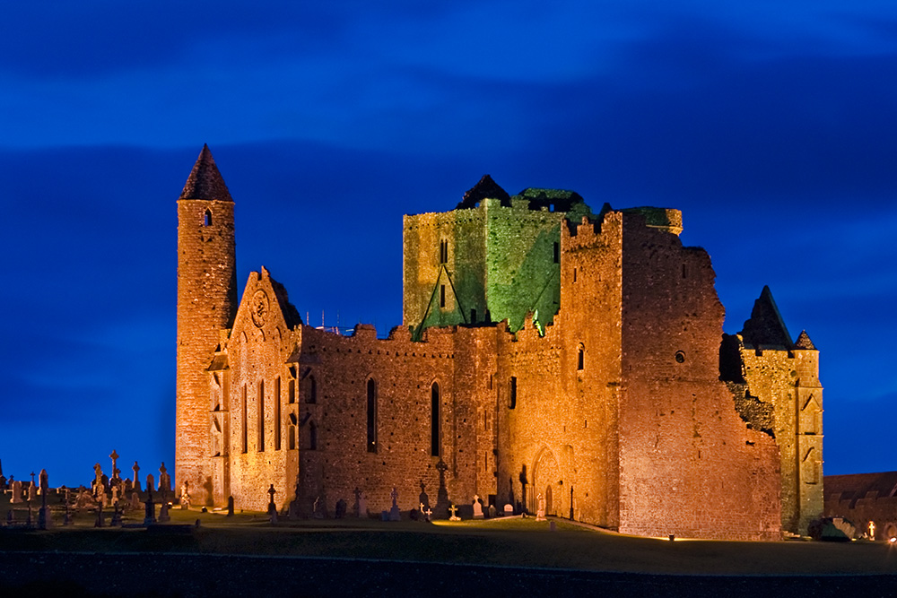 Rock Cashel in Irland bei Nacht