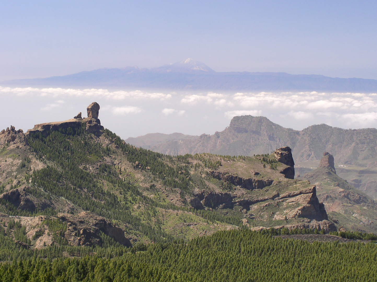 Rock Nublo und Spaniens höchster Berg im Hintergrund