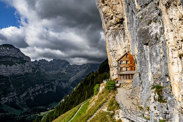 Rock-Restaurant im Morgenlicht