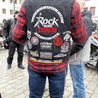 Rock, um zu helfen