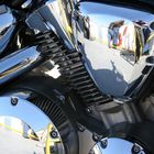 Rocker-Paerchen gespiegelt in Ihrer eigenen Harley