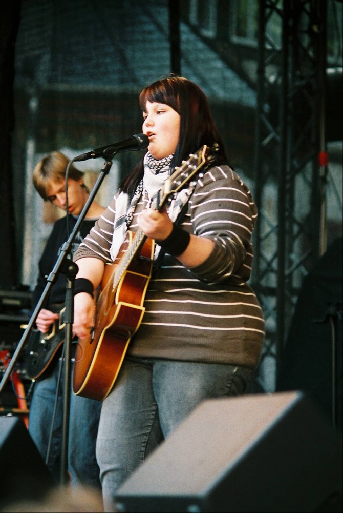 Rockröhre AnnaK. in ihrem Element beim Eulenfest in Einbeck