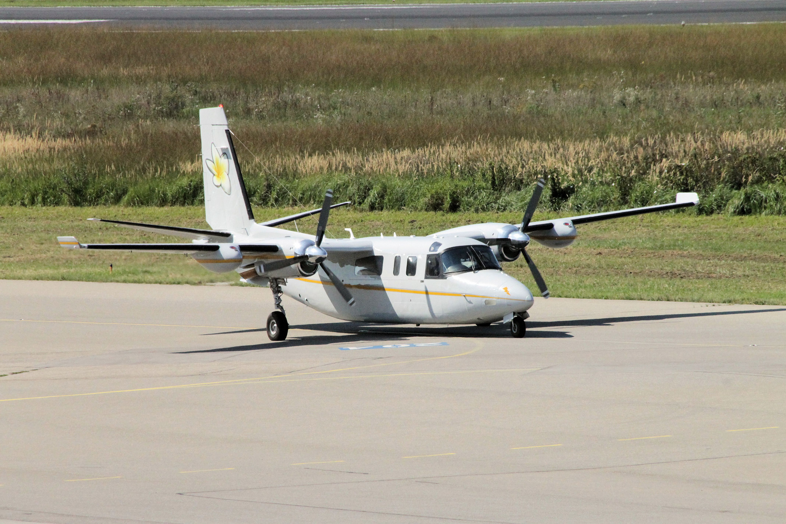 Rockwell 690A Aero Commander "OO-GOA" auf den Weg zur Rollbahn