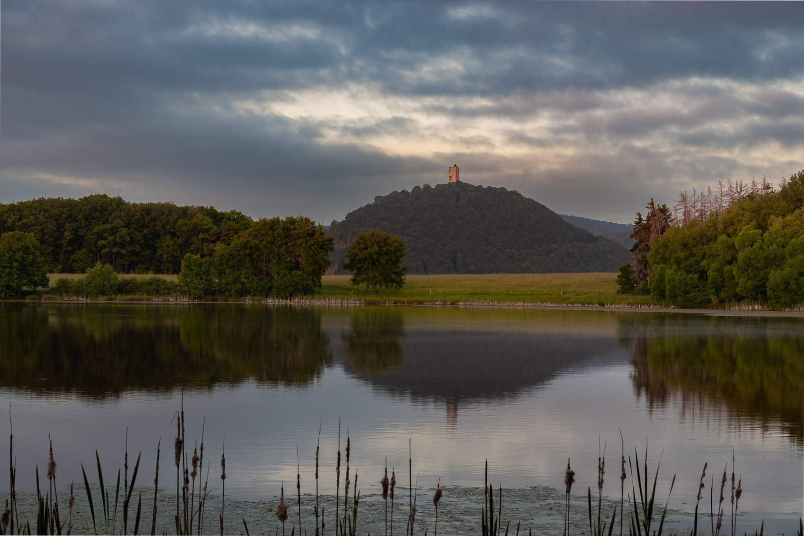 Rodder Maar mit Blick auf die Burg Ohlbrück