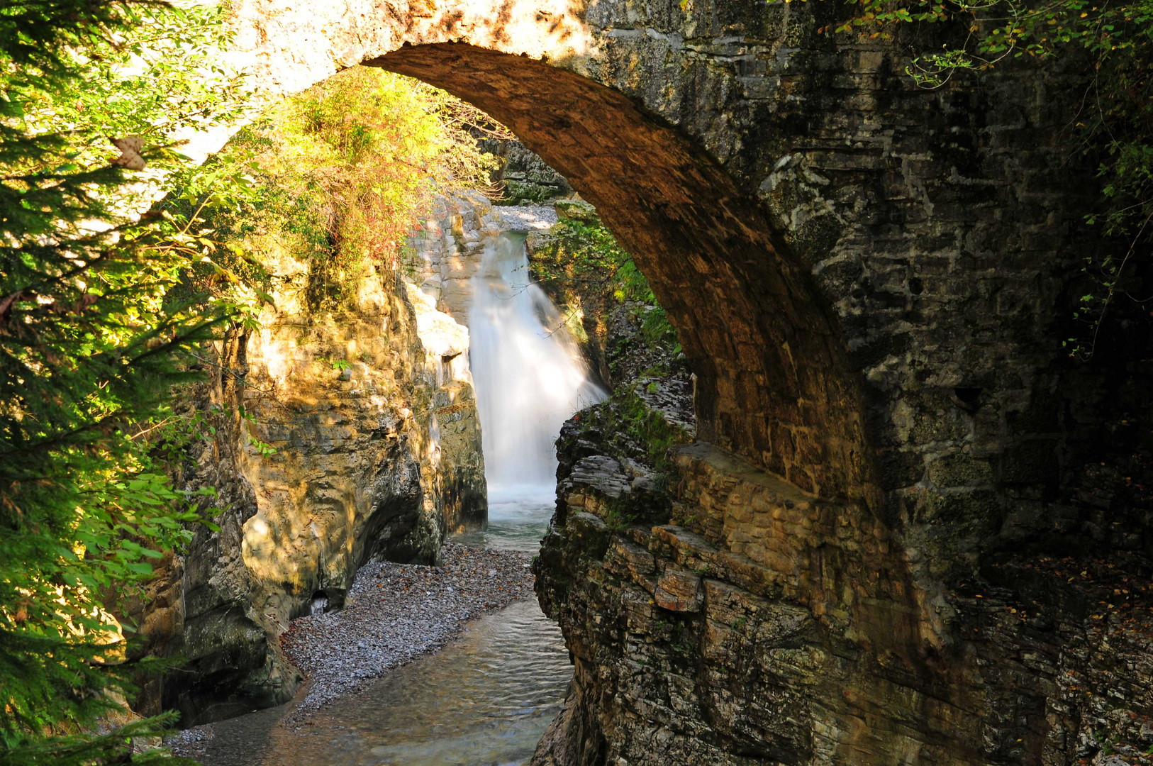 Römerbrücke mit Wasserfal an der Taugl