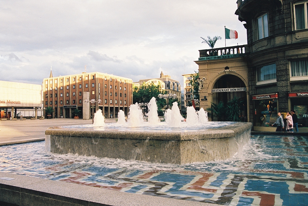 Römisch Germanisches Museum + Brunnenanlage „Domfontäne“ vor dem Domhotel2