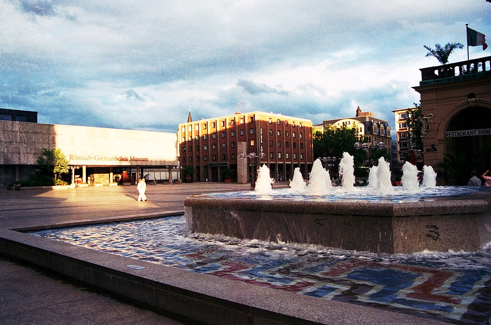 Römisch Germanisches Museum + Brunnenanlage „Domfontäne“ vor dem Domhotel3