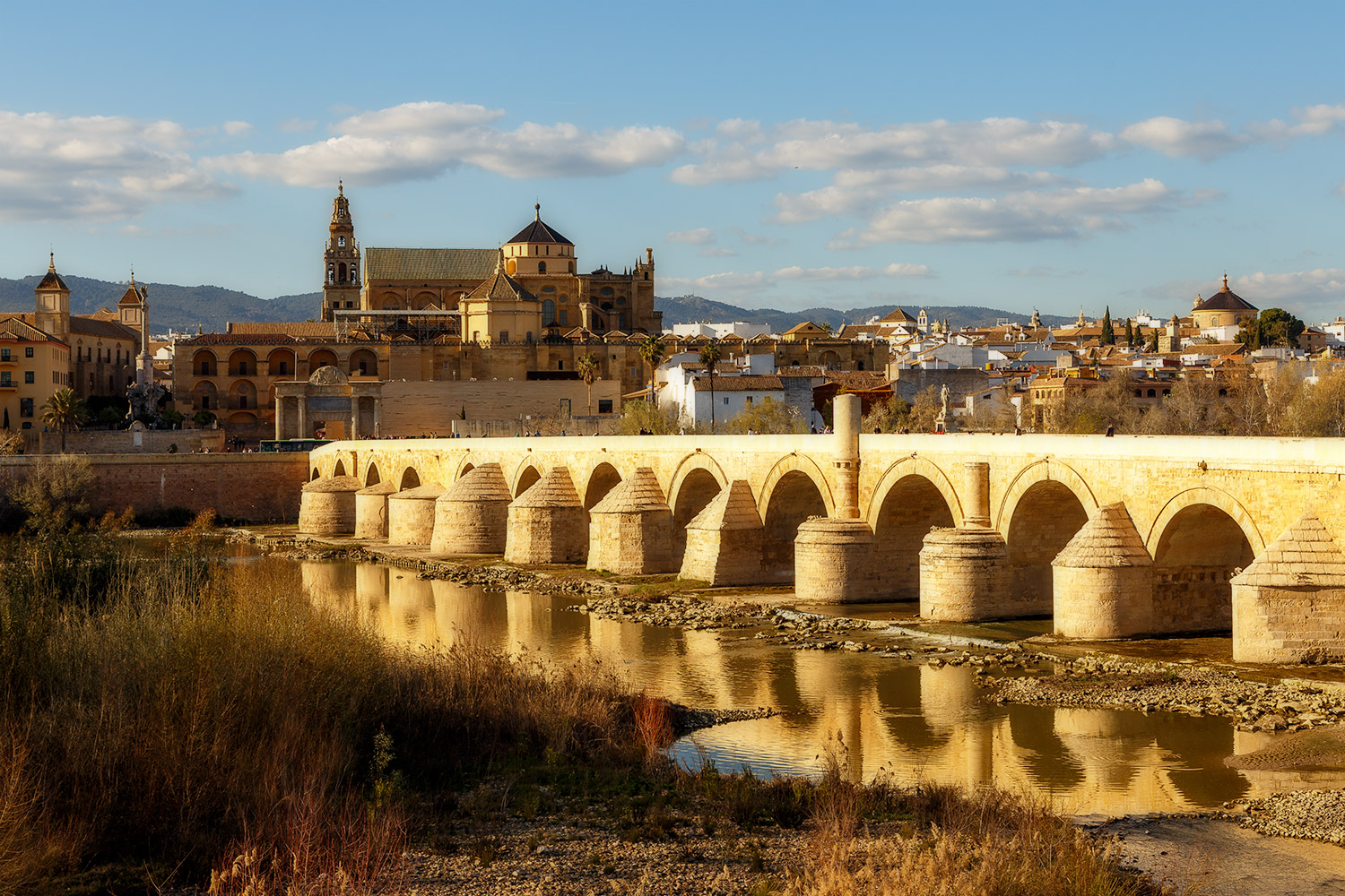 Römische Brücke mit Blick auf die Moschee-Kathedrale