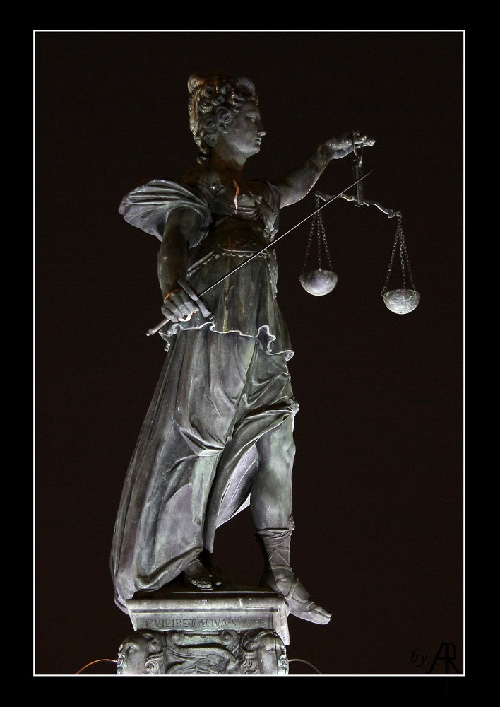 --- römische Justizia bei Nacht ---