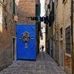 Römische katholische religiöse Heiligtum auf blau gestrichenen Wand, Venedig Italien 