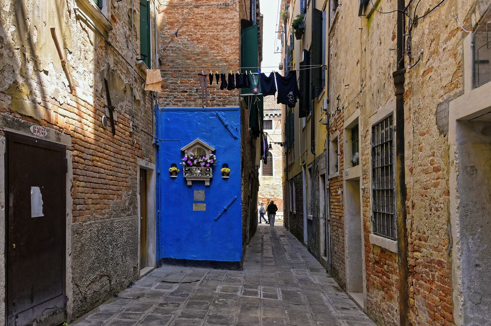 Römische katholische religiöse Heiligtum auf blau gestrichenen Wand, Venedig Italien 