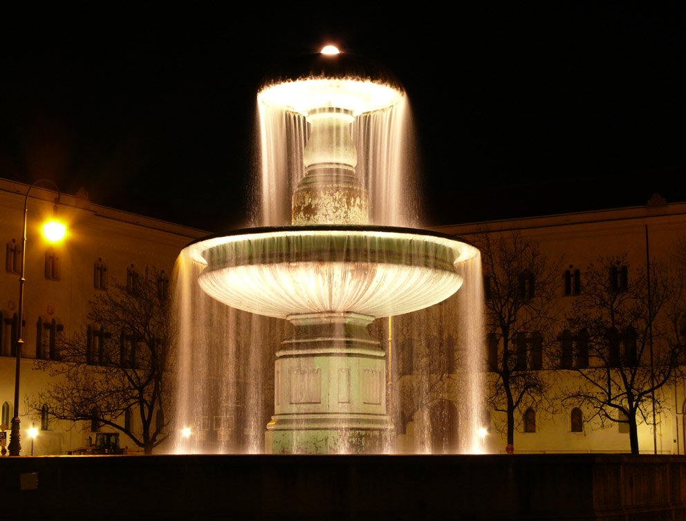 Römischer Brunnen vor der Universität in München