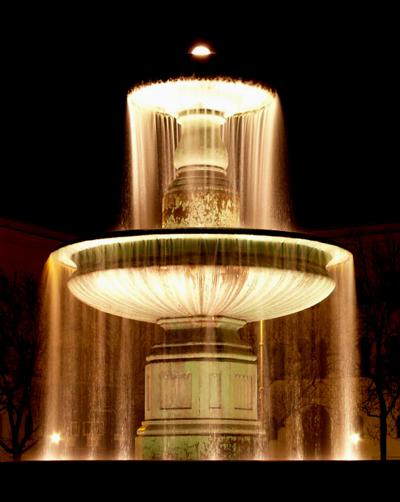 Römischer Brunnen vor der Universität in München anders geschnitten