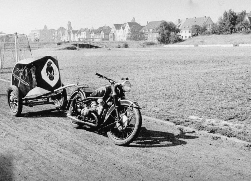 Römisches Wagenrennen mit Motorrädern ca.1959