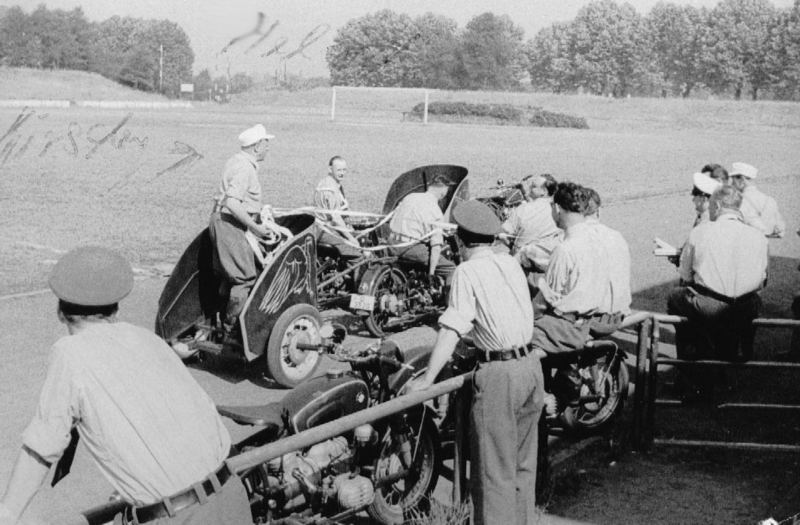 Römisches Wagenrennen mit Polizeimotorräder ca.1959