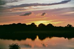 Rötlicher Sonnenuntergang über dem Werdersee