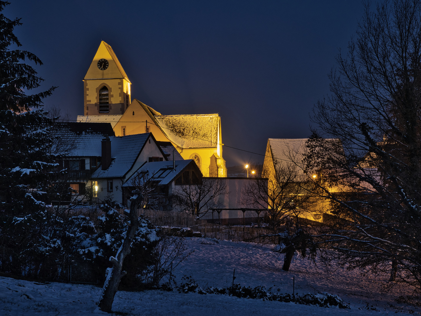 Röttler Kirche bei Nacht