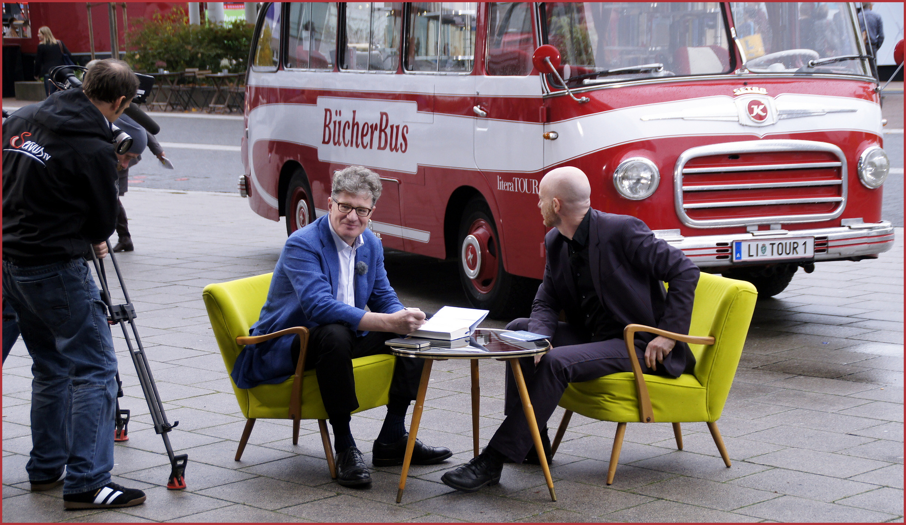 Roger Willemsen beim Schau-Signieren