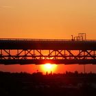 Rohrbrücke bei Sonnenuntergang