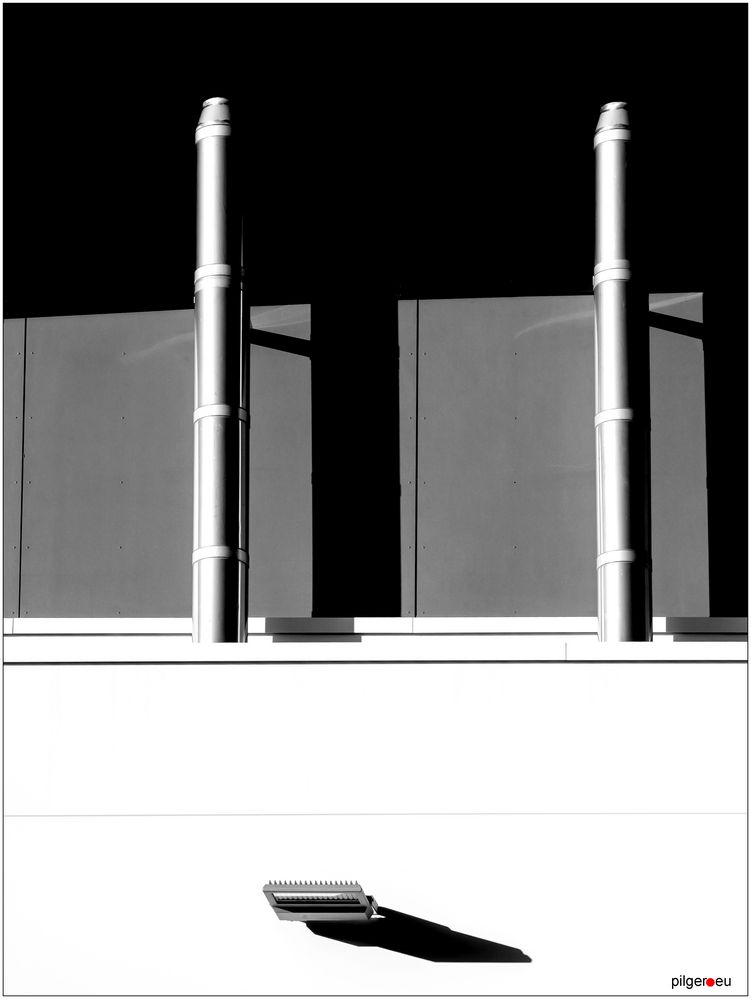 Rohre mit Lampe Foto & Bild | architektur, fassaden, architektonische