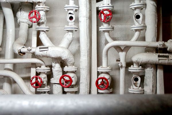 Rohrleitungen und Handräder