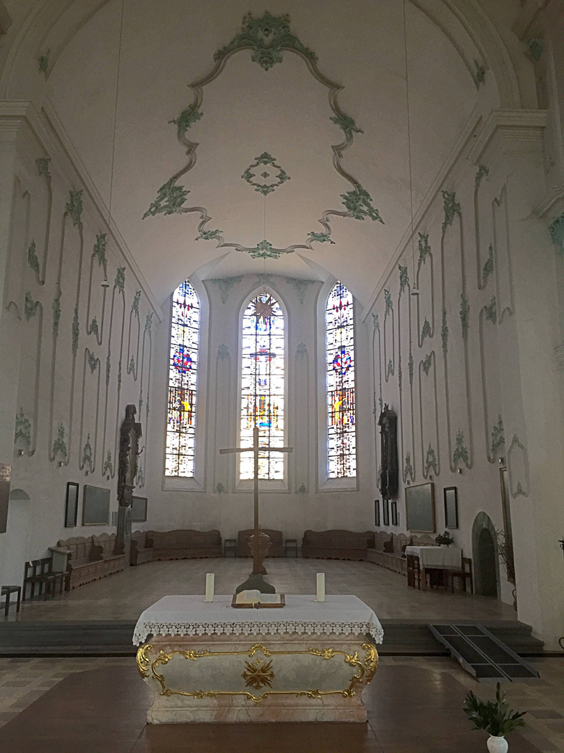 Rokoko-Kirche aus feinem Stuck und buntem Glas