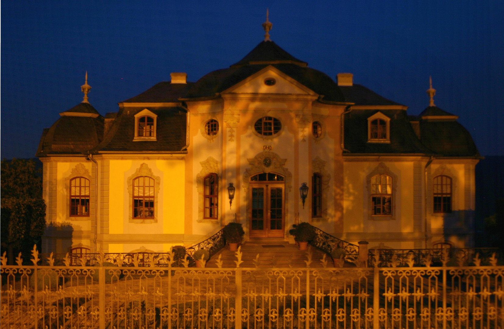 Rokokoschloss zur Blauen Stunde