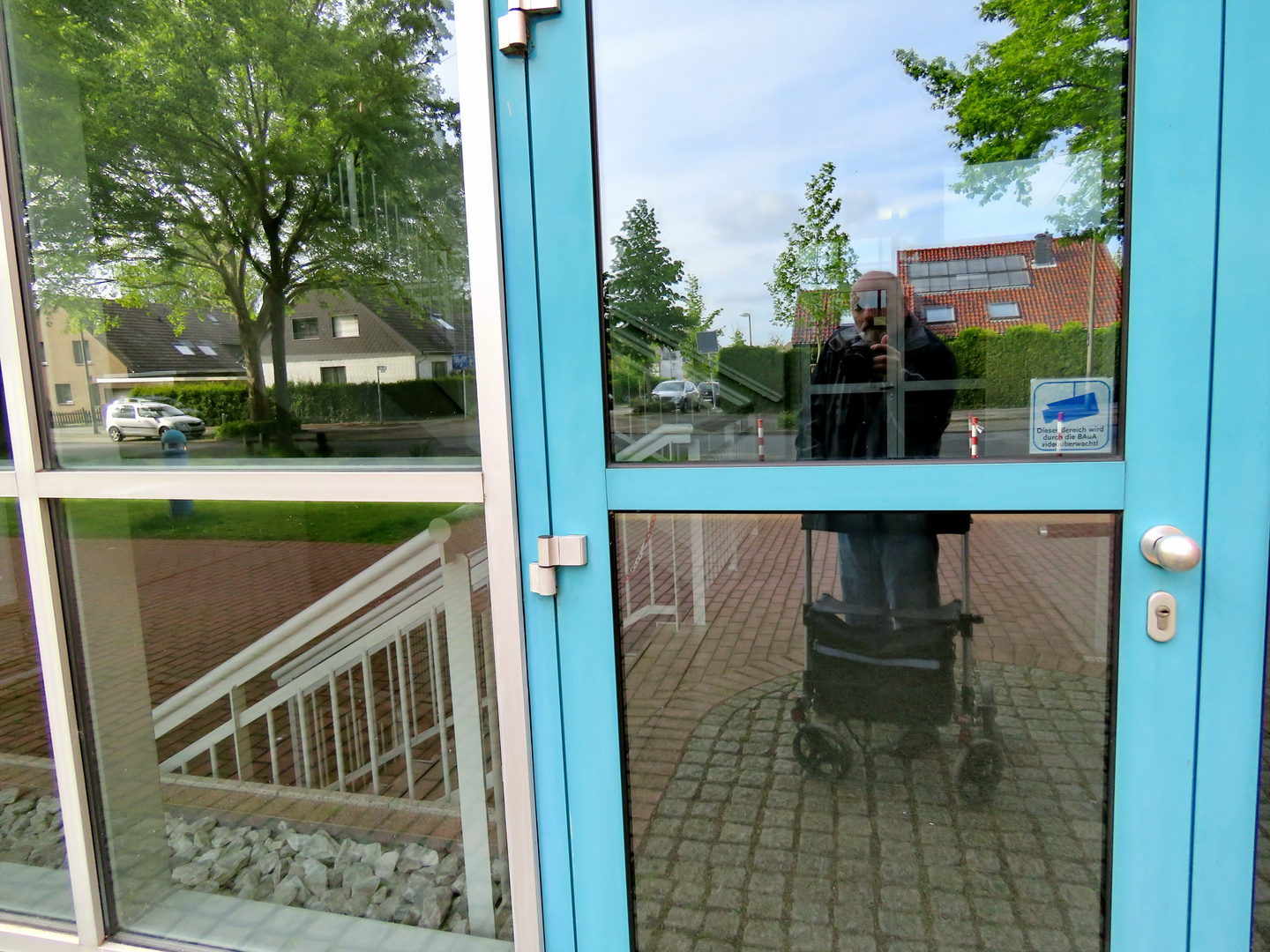 Rollatorselfie am Fenster vor DASA