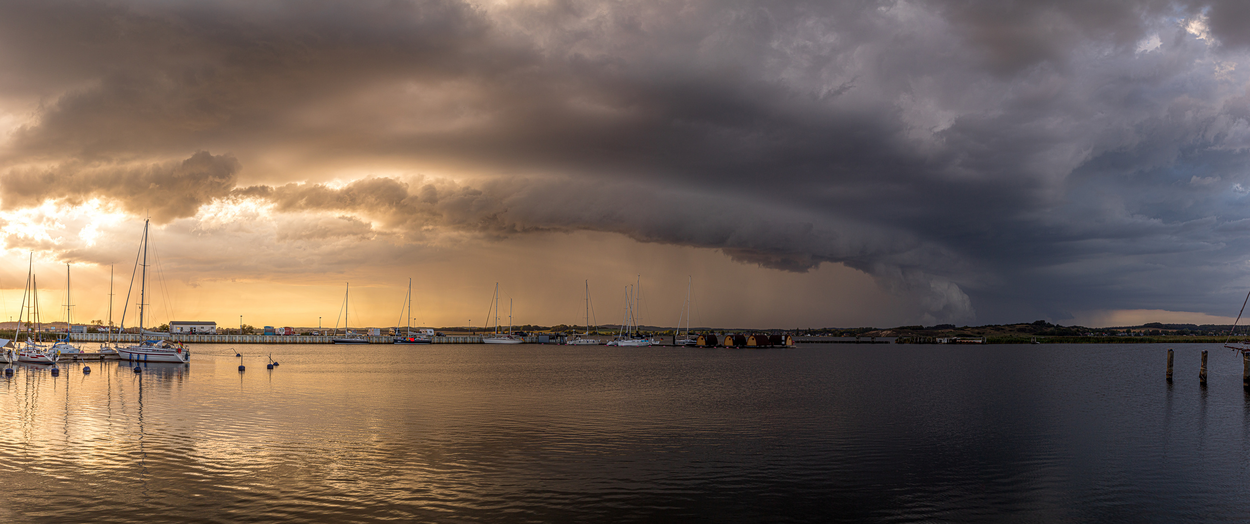 Rollcloud über Gager's Hafen auf Rügen